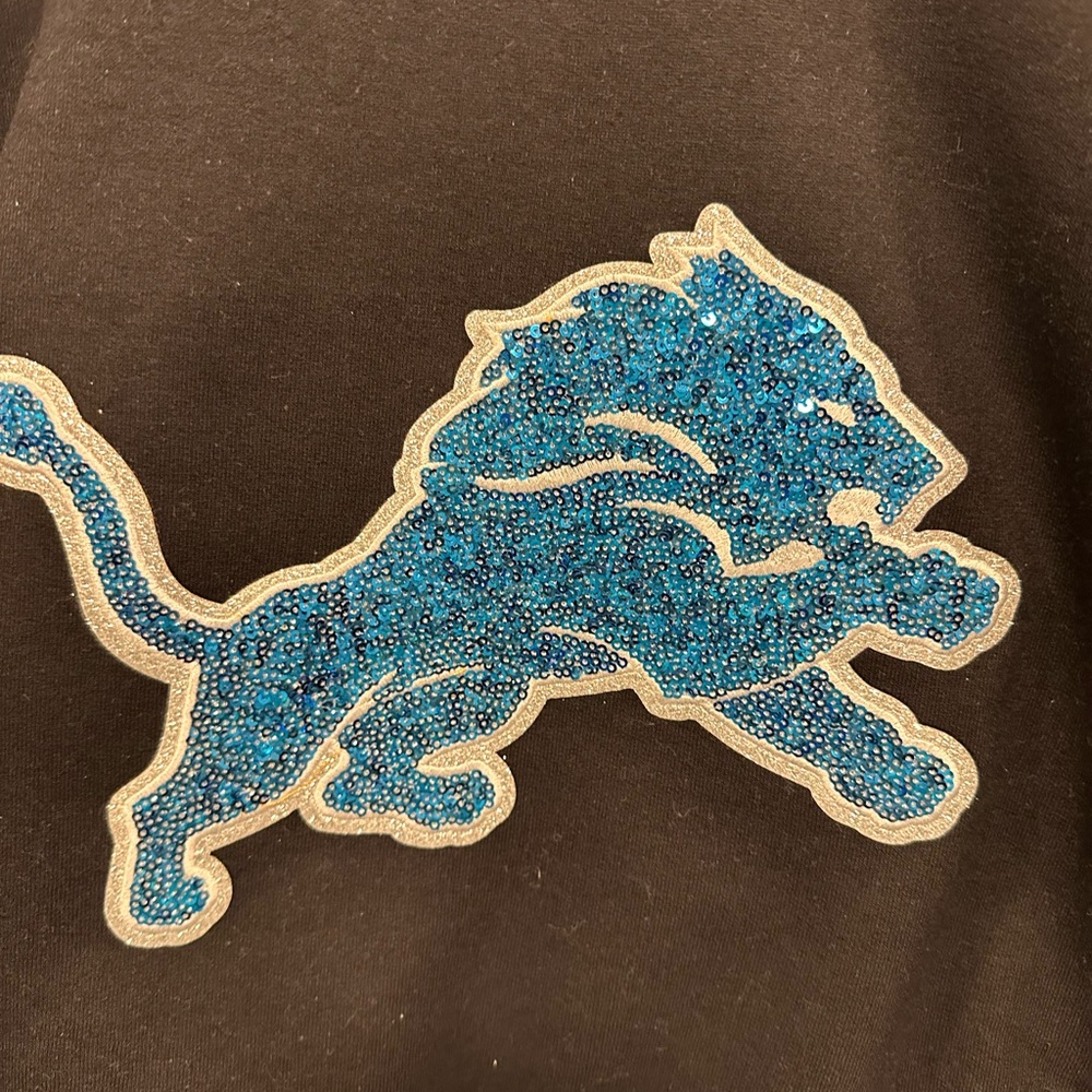 Detroit LionsNFL Black Sweatshirt with sequin sparkle Blue Lion Logo! Size XXL - Picture 2 of 4